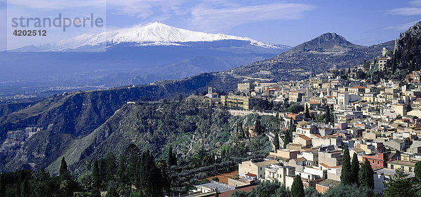 Blick auf Taormina  die Kueste von Naxos und den schneebedeckten Aetna  Sizilien  Italien