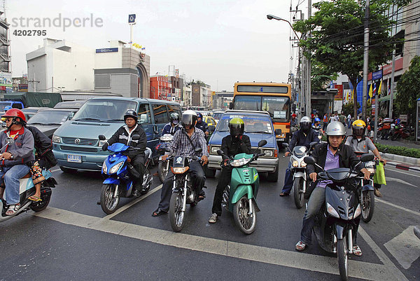 Motorradfahrer an eine Haltelinie  Bangkok  Thailand  Asien