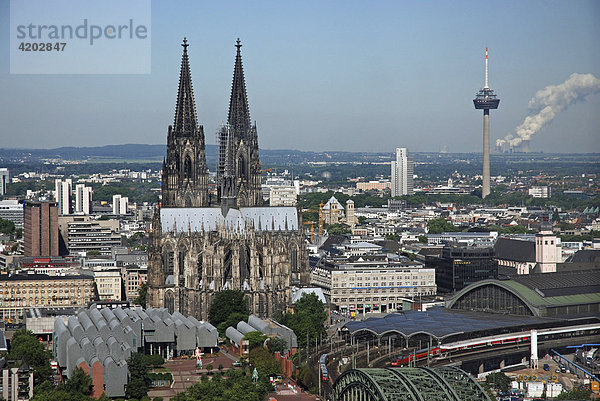 Blick vom LVR-Turm  Köln  Nordrhein-Westfalen  Deutschland
