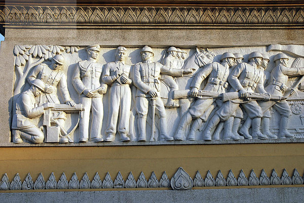 Relief am Demokratie Denkmal  Bangkok  Thailand  Asien