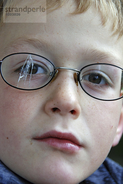 Junge mit kaputter Brille