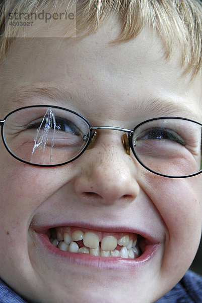 Junge mit kaputter Brille