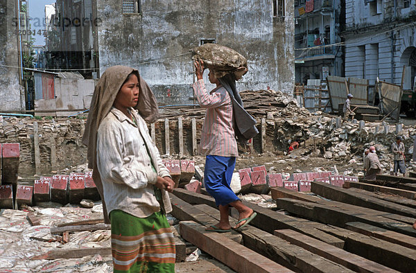 Tagelöhnerin auf einer Baustelle in Yangon  Burma