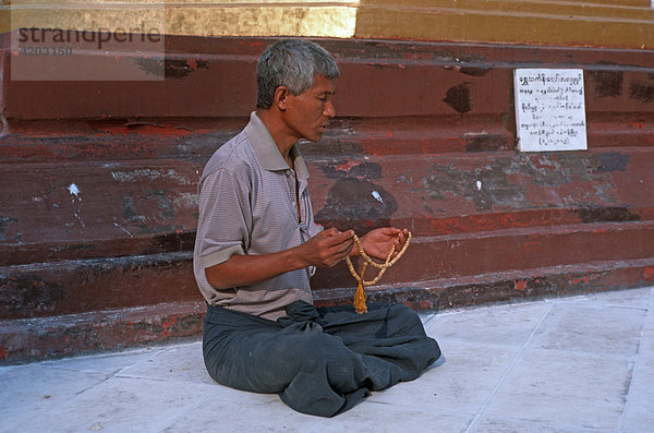 Burmese meditiert in der Shwedagon-Pagode  Yangon  Burma