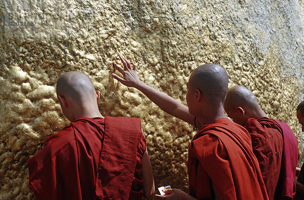Mönche bringen Blattgold am Goldenen Felsen an  Burma