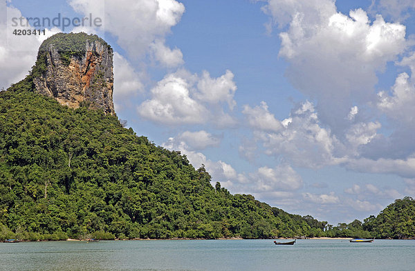 Beliebtes Kletterrevier: Die Karstberge in Ao Railay im Süden von Thailand  Asien