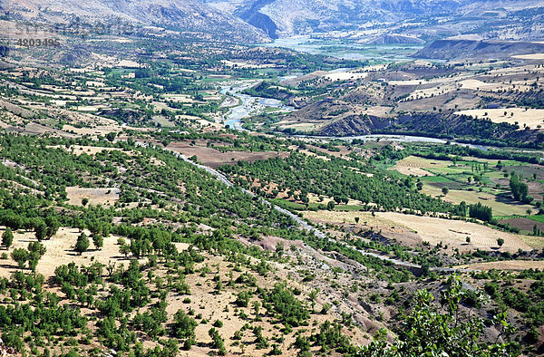 Flußtal in der Provinz Adiyaman  Taurusgebirge  Anatolien  Türkei