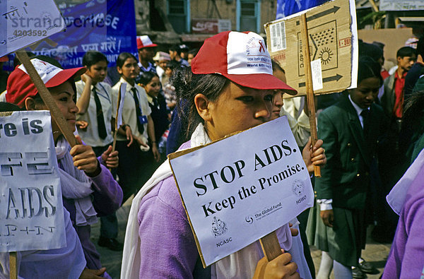Welt-AIDS-Tag am 1. Dezember. Motto von 2005: Fight AIDS  keep the promise! Kathmandu  Nepal  Asien