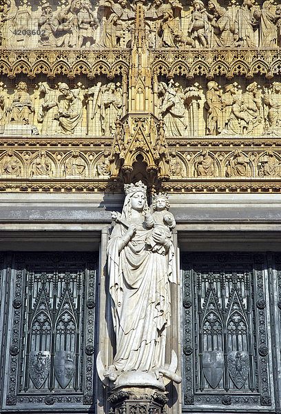 Hauptportal der Westfassade des Kölner Doms mit Marienstatue und Heilsgeschichte vor der Erlösung  Köln  Nordrhein-Westfalen  Deutschland