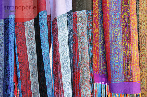Zum Verkauf angebotene Schals der Long Neck Women (Langhals-Frauen  Stamm der Padaung). Thailand  Asien