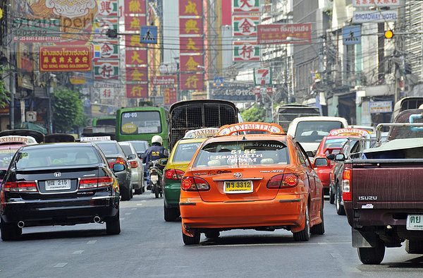 Dichter Verkehr in Chinatown  Bangkok  Thailand  Asien