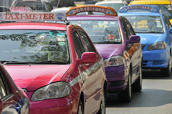 Taxis in Chinatown  Bangkok  Thailand  Asien