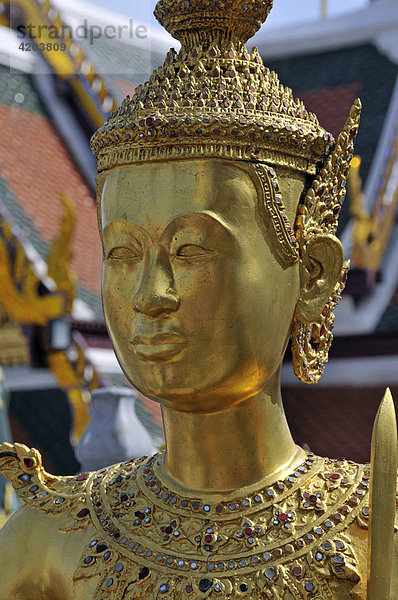 Kinnara (auch Kinnorn): ein mythologisches Vogelwesen  Wat Phra Kaeo  Großer Palast  Bangkok  Thailand  Asien