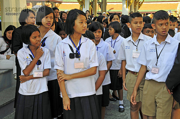 Schulklasse im Wat Phra Kaeo  Großer Palast  Bangkok  Thailand  Asien