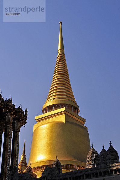 Goldener Chedi (Phra Sri Ratana) im Wat Phra Kaeo  Großer Palast  Bangkok  Thailand  Asien