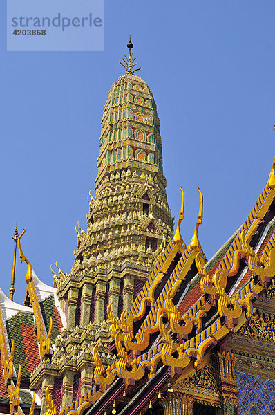 Prasat Phra Thep Bidon (königliches Pantheon) mit Chofahs (Himmelsbüschel)  Wat Phra Kaeo  Großer Palast  Bangkok  Thailand  Asien