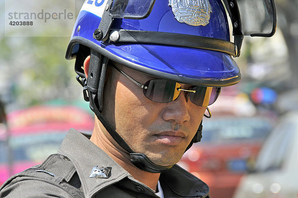 Polizist mit Helm  Bangkok  Thailand  Asien