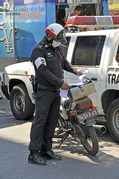 Polizist mit Mundschutz  Bangkok  Thailand  Asien