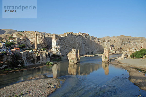 Hasankeyf und alte Brücke über den Tigris  Südostanatolien  Türkei  Asien