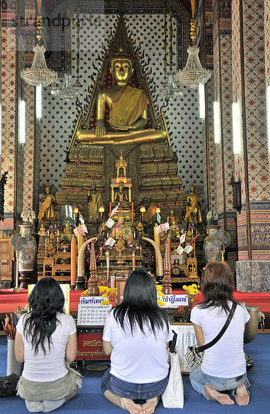 Gebet vor einer Buddhastatue  Wat Arun (Tempel der Morgenröte)  Bangkok  Thailand  Asien