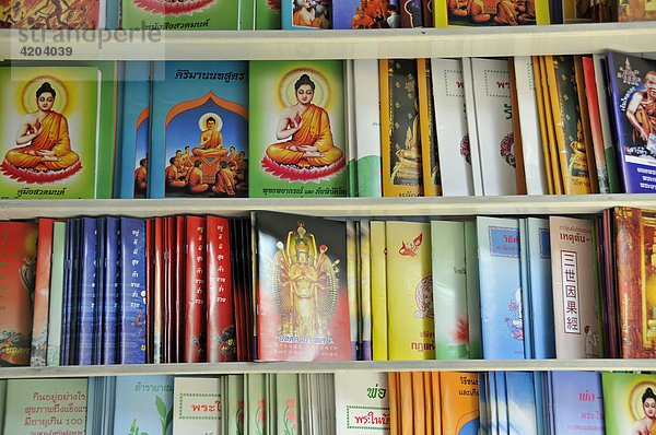 Zum Verkauf angebotene buddhistische Literatur in der Bamrung Muang Road  Bangkok  Thailand  Asien