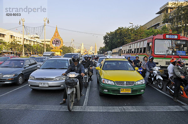 Rush hour  Ratchadamnoen Klang Road  Bangkok  Thailand  Asien