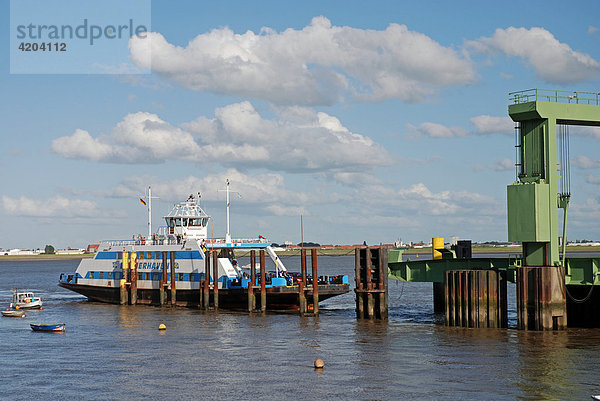 Fähre über die Weser bei Bremerhaven  Niedersachsen  Deutschland  Europa