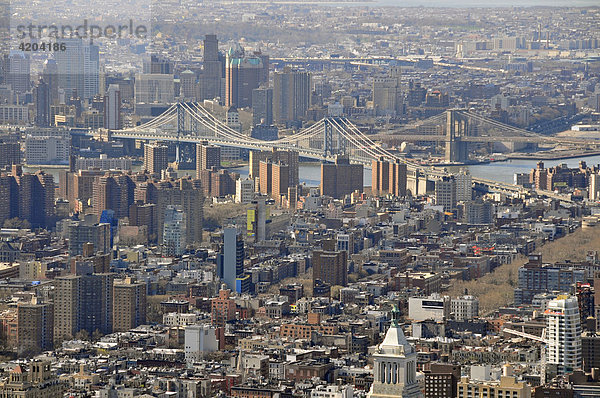 Blick vom Empire State Building zur Manhattan Bridge und Brooklyn Bridge  Manhattan  New York City  USA