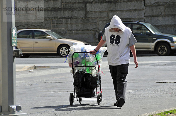 Viele sozial schwächer gestellte Menschen leben vom Pfandsammeln  Manhattan  New York City  USA