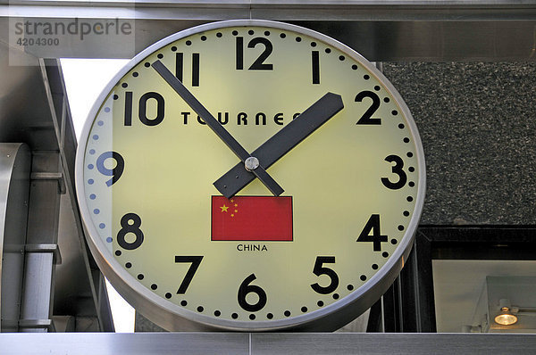 Uhr mit der Zeitanzeige von Hongkong in China  Manhattan  New York City  USA