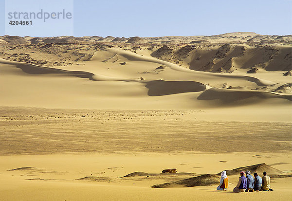 Betende Beduinen  am Rande der Weißen Wüste  Ägypten  Nordafrika