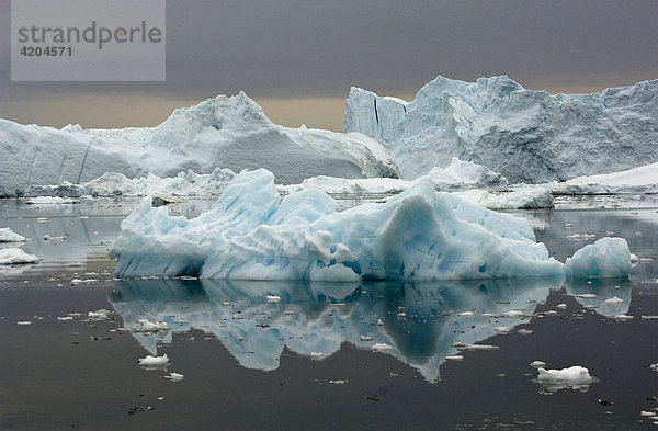 Eisberge in der Polarnacht  Disco Bay  nahe Ilulissat  West-Grönland