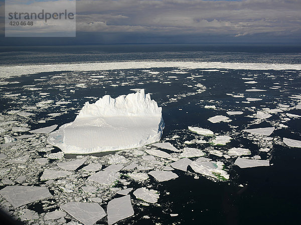 Eisberg vor Franklin Island vom Hubschrauber aus  Antarktis