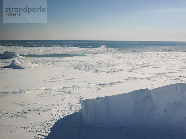 Eisberg vor Franklin Island vom Hubschrauber aus  Antarktis