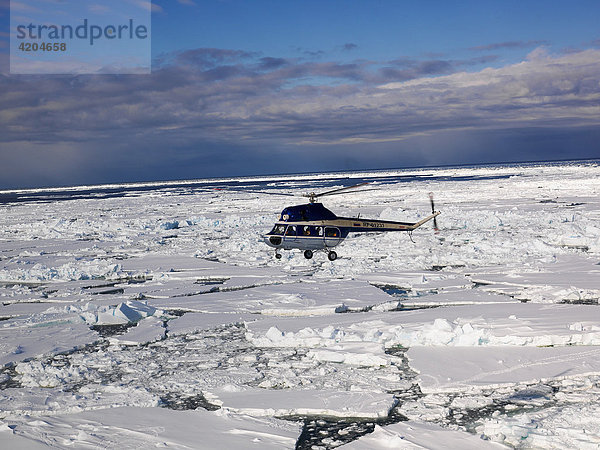 Hubschrauber über Seeeis  Antarktis