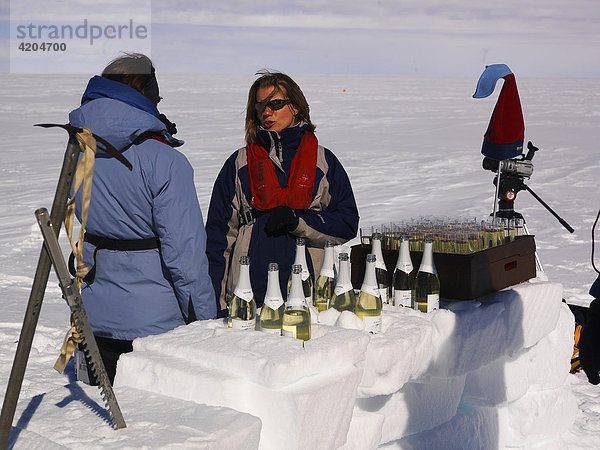 Champagner Bar auf dem Ross Schelfeis  Antarktis