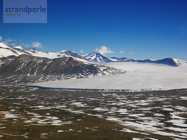 Auf dem Flug in die Dry Valleys (antarktische Trockentäler)  Taylor Valley mit Commonwealth-Gletscher  Antarktis