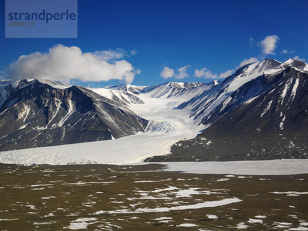 Dry Valleys (antarktische Trockentäler)  Blick vom Hubschrauber auf den Canada-Gletscher im Taylor-Valley  Antarktis