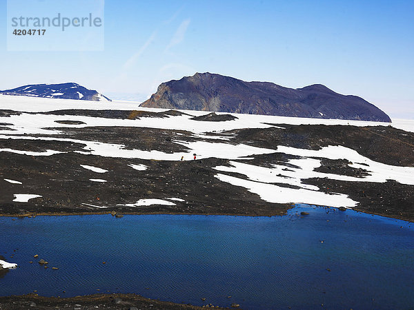 Süßwassersee mit Skua Brutgebiet  Hubschrauberflug zum Cape Evans auf Ross Island  Antarktis