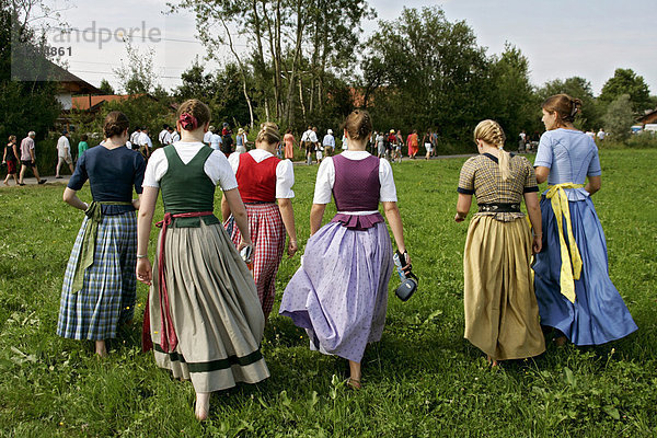 Junge Frauen in Bayrischer Tracht  Dirndl  Erstes Bichler Ochsenrennen am 8.8.2004 in Bichl  Oberbayern  Deutschland