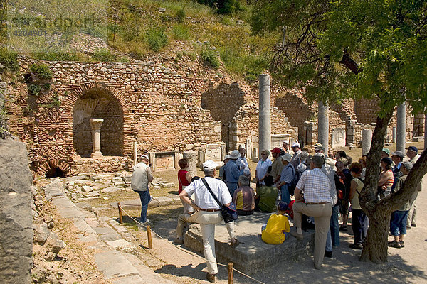 Risegruppe mit Führer  Touristen  Delphi  Griechenland