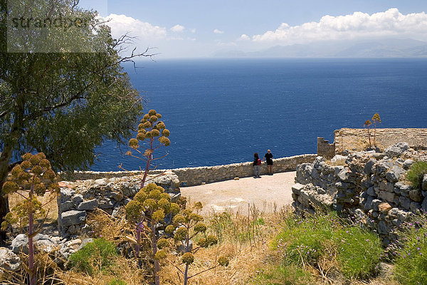 Ruinen des Kastells über dem Mittelalterlichen Wehrdorf Monemvasia  Lakonien  Peloponnes  Griechenland