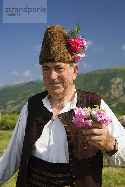 Mann in Tracht  Rosenfest  Karlovo  Bulgarien
