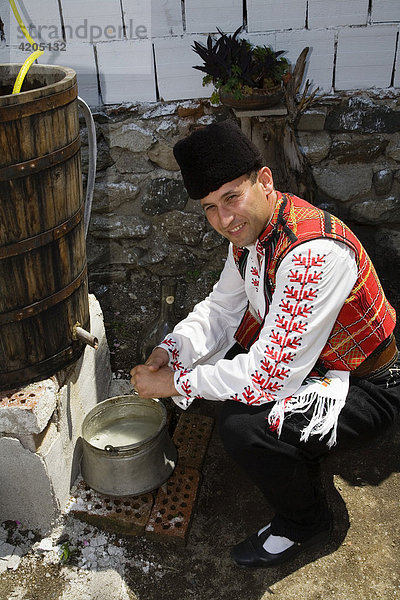 Destillateur in Tracht  Rosenfest  Rosenöl-Museum in Karlovo  Bulgarien