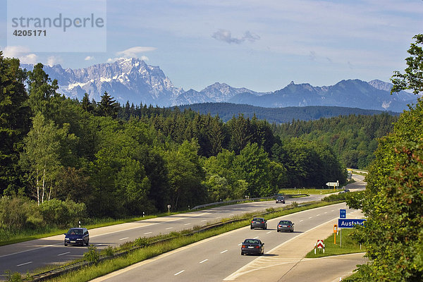 Autobahn Garmisch mit Zugspitze  Oberbayern  Deutschland