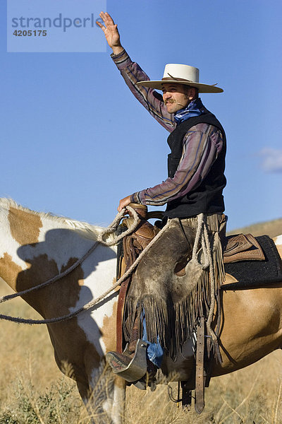 Cowboy auf Pferd grüßt  Wilder Westen  Oregon  USA