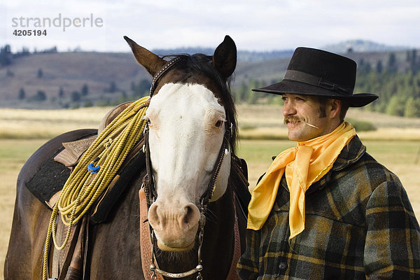 Cowboy mit Pferd  Wilder Westen  Oregon  USA