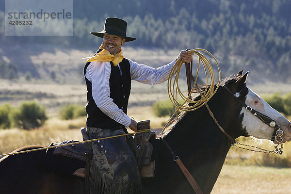 Cowboy auf Pferd mit Lasso Wilder Westen Oregon USA
