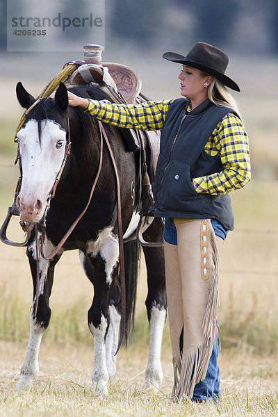Cowgirl mit Pferd  Oregon  USA