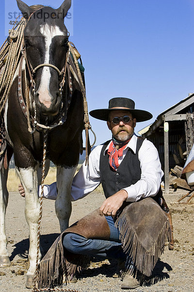 Cowboy mit Pferd vor Stall  Wilder Westen  Oregon  USA